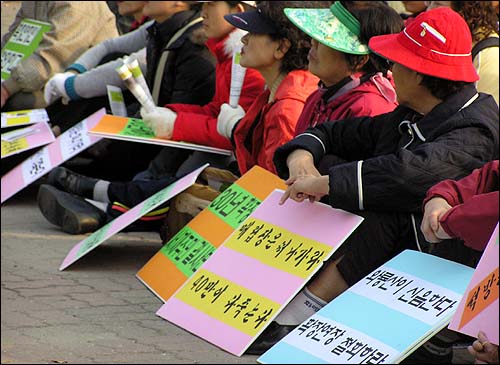 20일 '와룡산 살리기 운동본부' 출범식에 참석한 주민들이 '와룡산이 신음한다'는 문구가 적힌 피켓 등을 들고 출범식을 지켜보고 있다. 